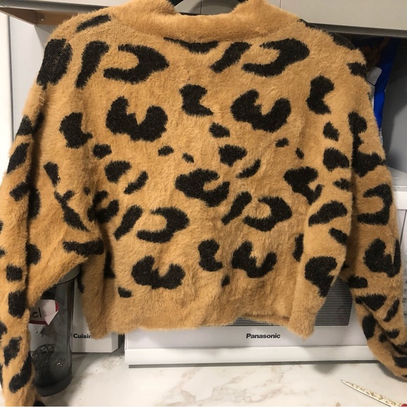 Forever 21 leopard sweater shrug/cardigan , 

Size 1X - Picture 2 of 5